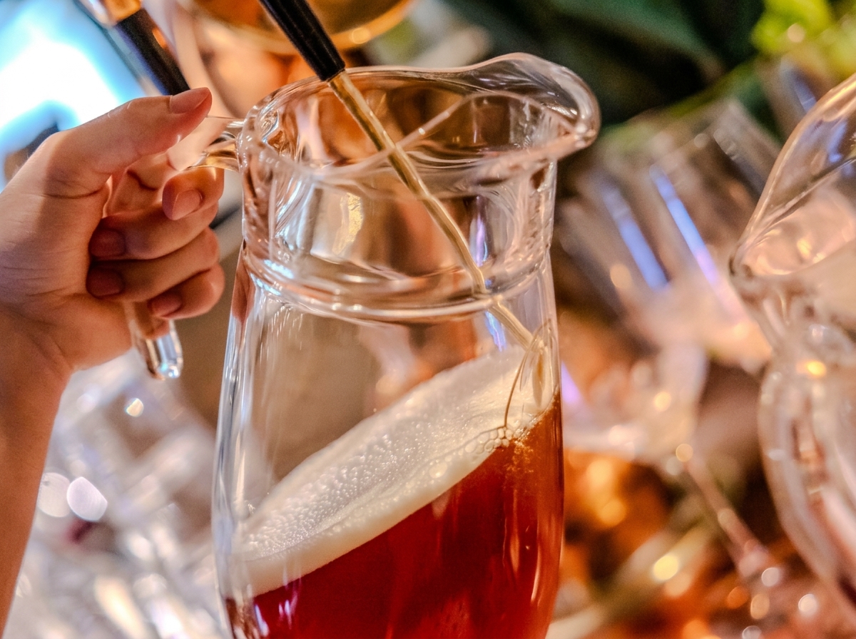 Ein Krug bernsteinfarbenes Bier zum Teilen