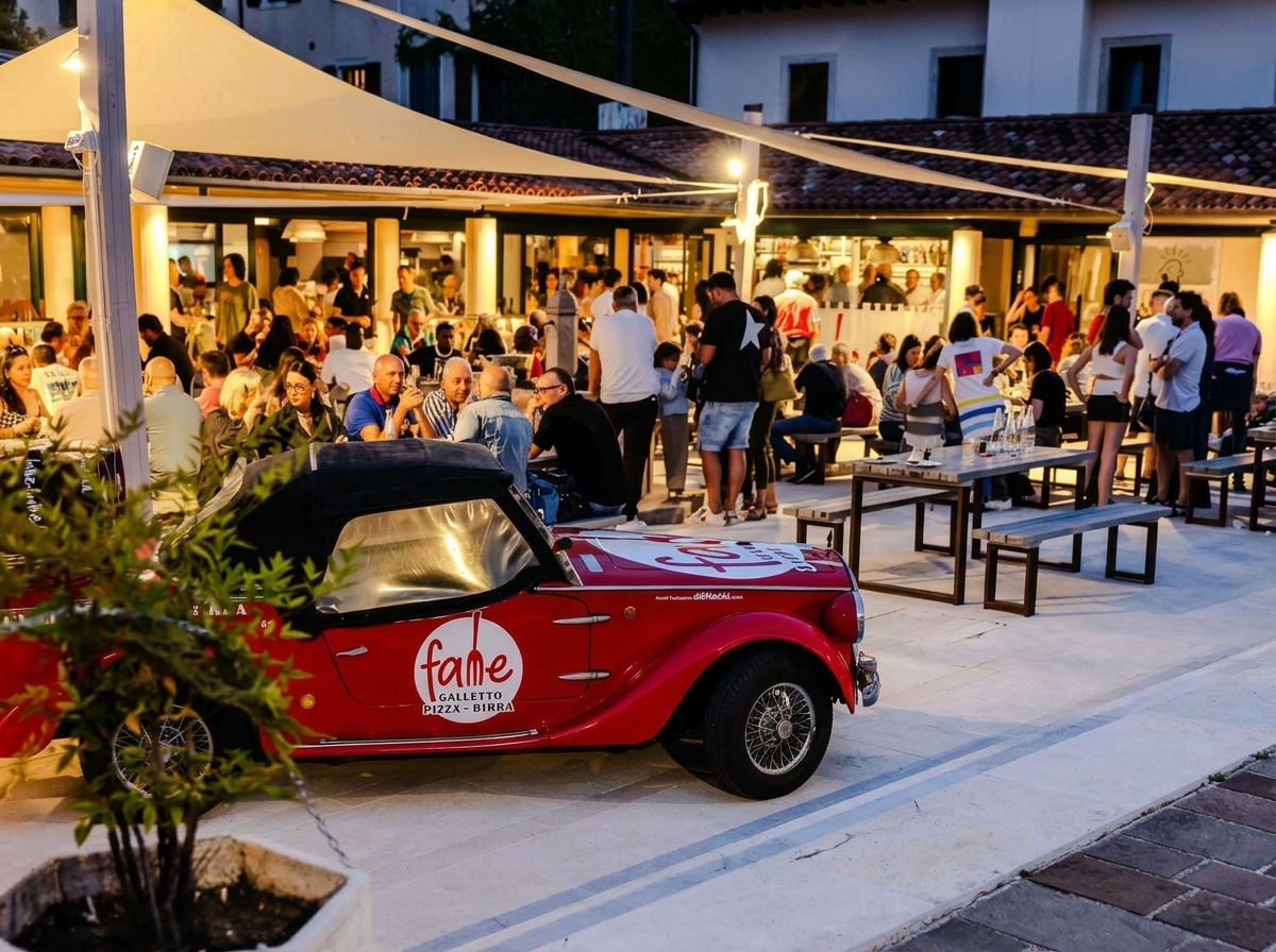 Die lebendige Terrasse von FAME mit Tischen und abendlicher Beleuchtung