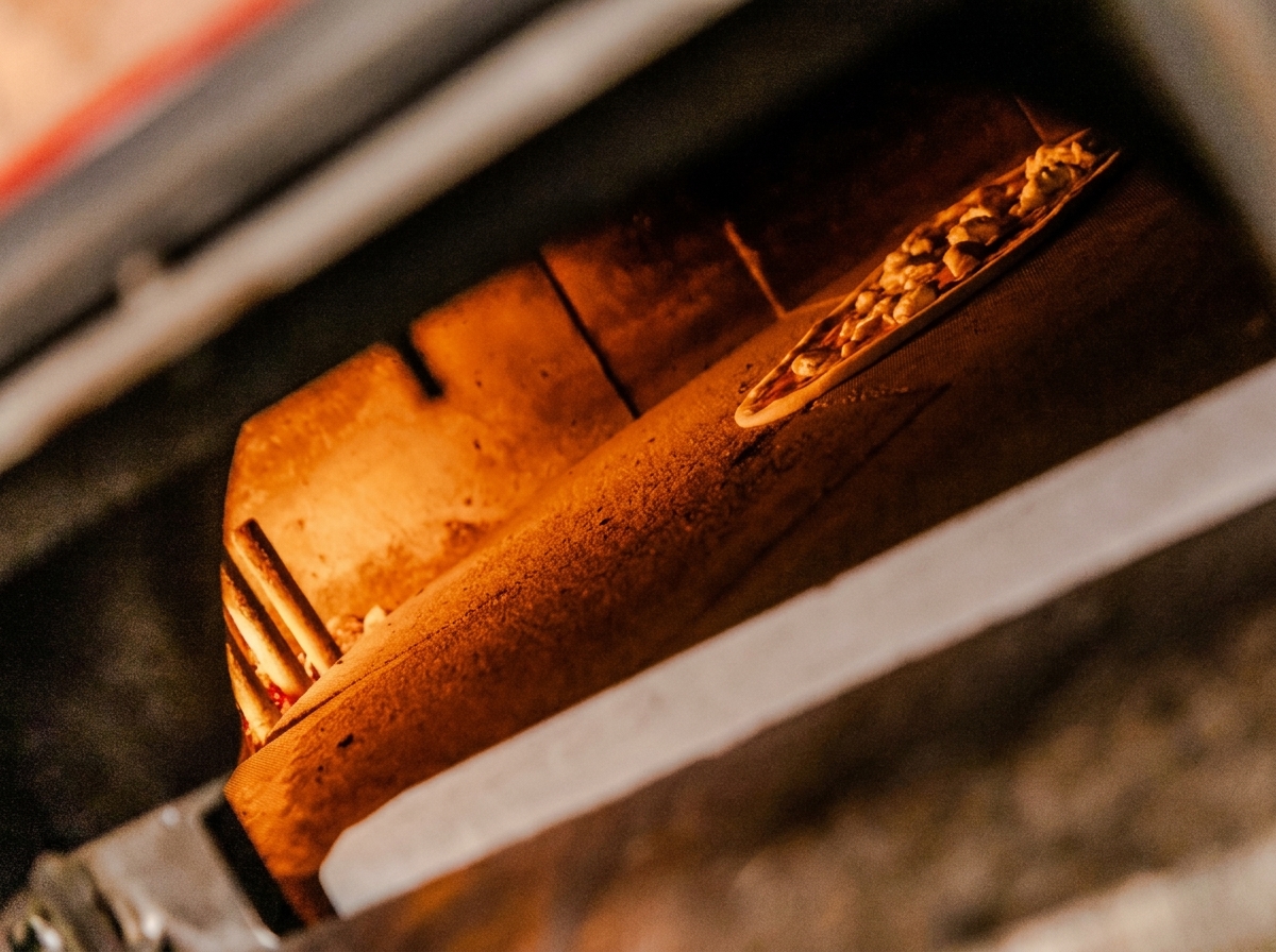 Pizza backt in der Hitze des FAME-Ofens