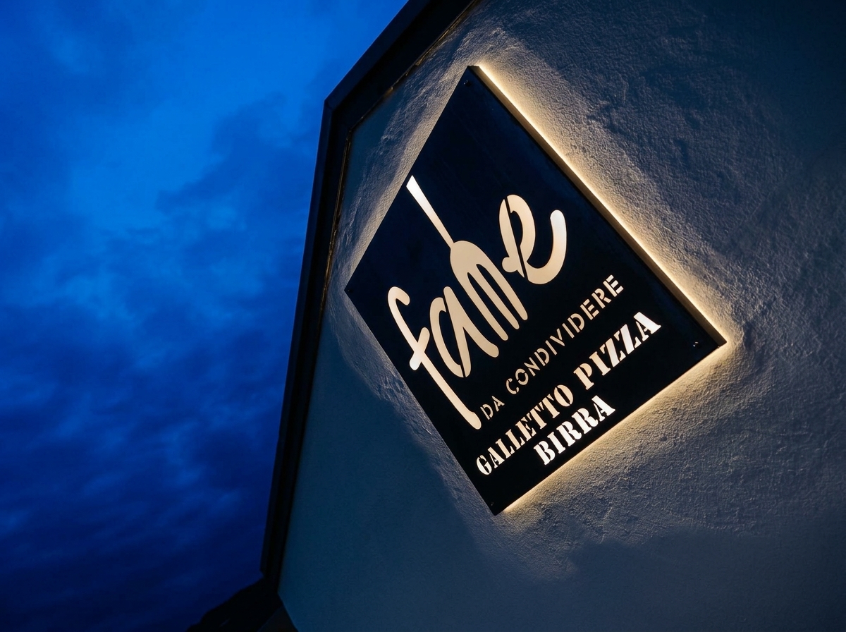Das beleuchtete FAME-Schild vor dem blauen Abendhimmel