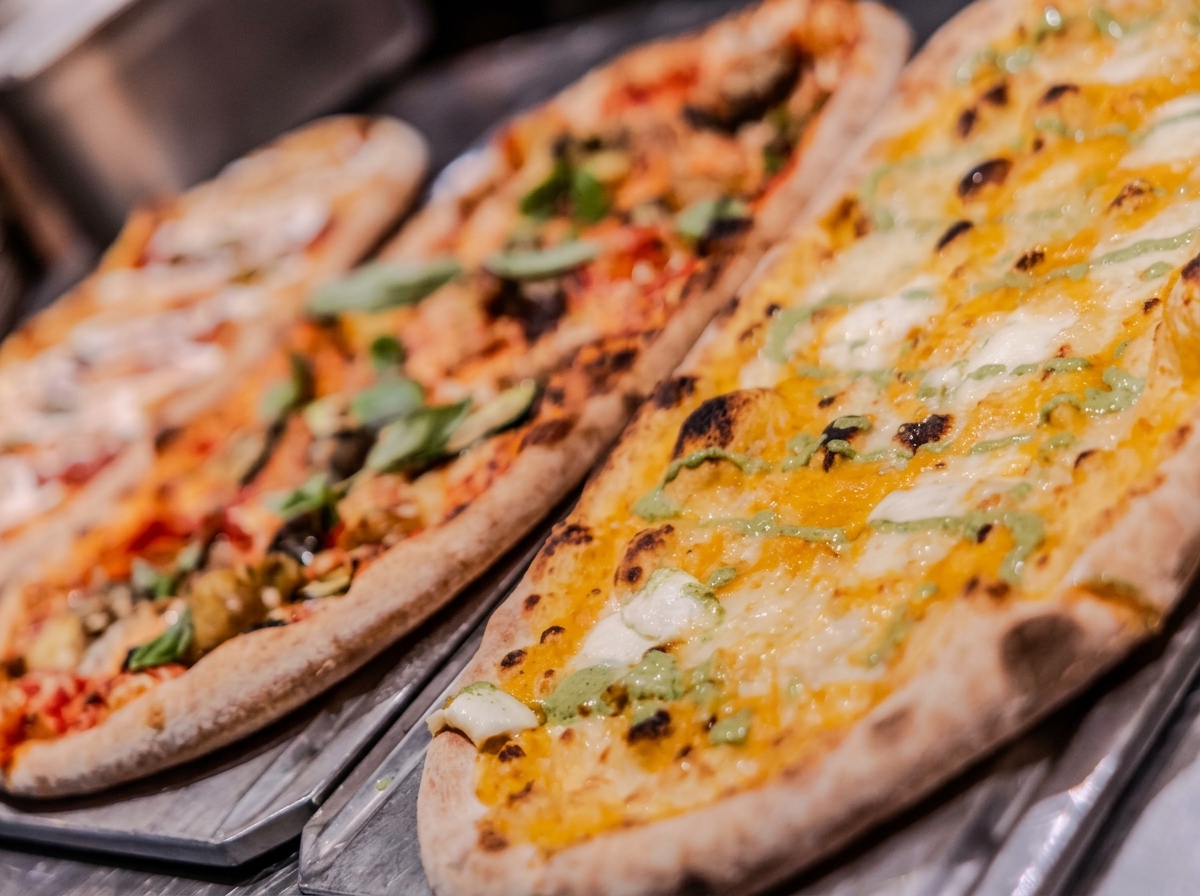 Frisch gebackene Pizzen mit verschiedenen Belägen